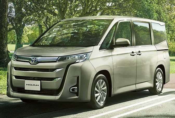 2022年】新型ヴォクシーと新型ノアの違いは？トヨタの2大ミニバン車を 