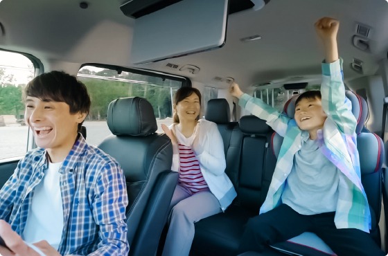 ステップワゴンの車内でテレビを楽しむ家族