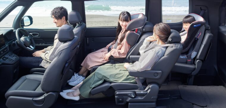 車内で談笑する夫婦と姉弟車内で談笑する夫婦と姉弟