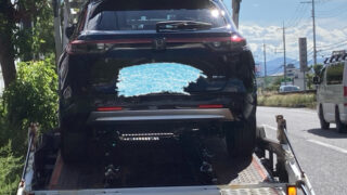 新車の黒色ヴェゼルがお客様の家へ運ばれていく写真。香川県のお客様へこれからお届けに上がります。