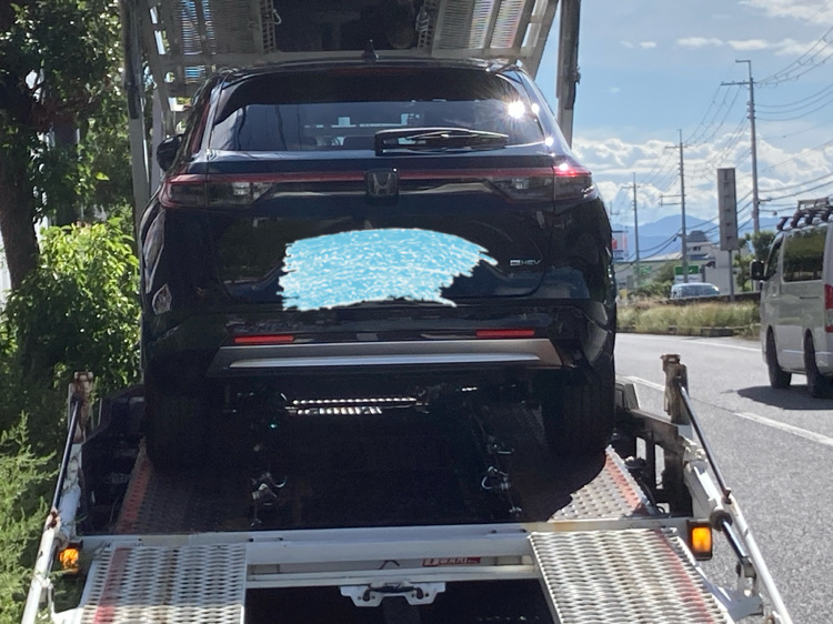 新車の黒色ヴェゼルがお客様の家へ運ばれていく写真。香川県のお客様へこれからお届けに上がります。