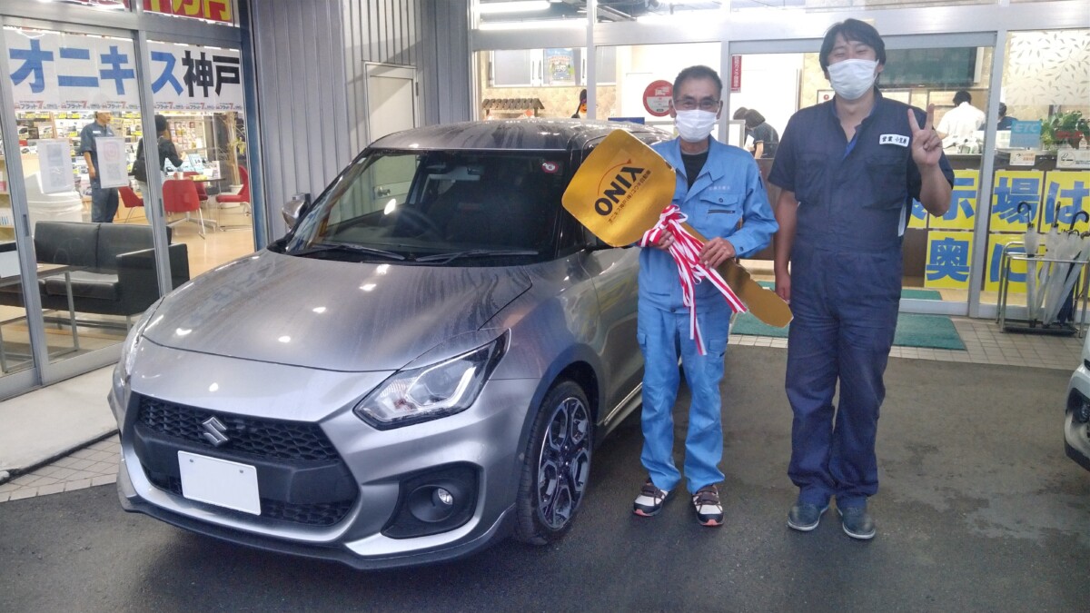 最終型スイフトスポーツMTシルバーの御納車写真。お客様も小笠原もツナギを着ているので、どちらが店員か判らない写真。