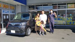 新車ルーミーのターボエンジン車の御納車写真。家族全員と黒色のルーミー。チャイルドシートも付替え完了で今からウキウキのドライブです。