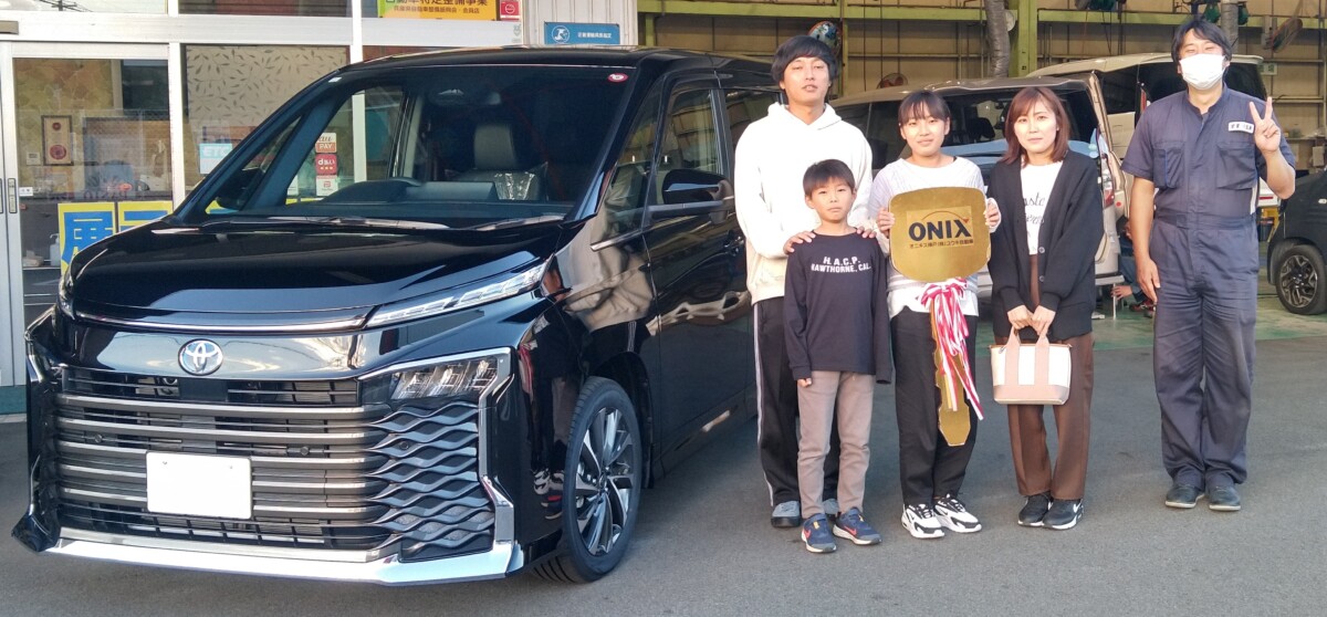 新型ヴォクシーHYBRIDの黒色をようやくご納車。M様ファミリーに小笠原を添えて。