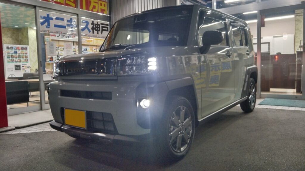 新車タフトGダーククロムベンチャーの御納車写真。恥ずかしいのでご本人不在のまま、ヘッドライトの点灯式をしました。