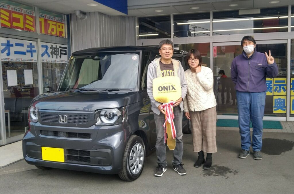 新型N-BOXの御納車写真。ご夫婦でご来店いただき、この度無事にご納車できました。