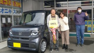新型N-BOXの御納車写真。ご夫婦でご来店いただき、この度無事にご納車できました。