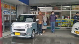 ムーヴキャンバスの御納車写真　ご夫婦とミントグリーン＆ホワイトパールのキャンバスに小笠原を添えて