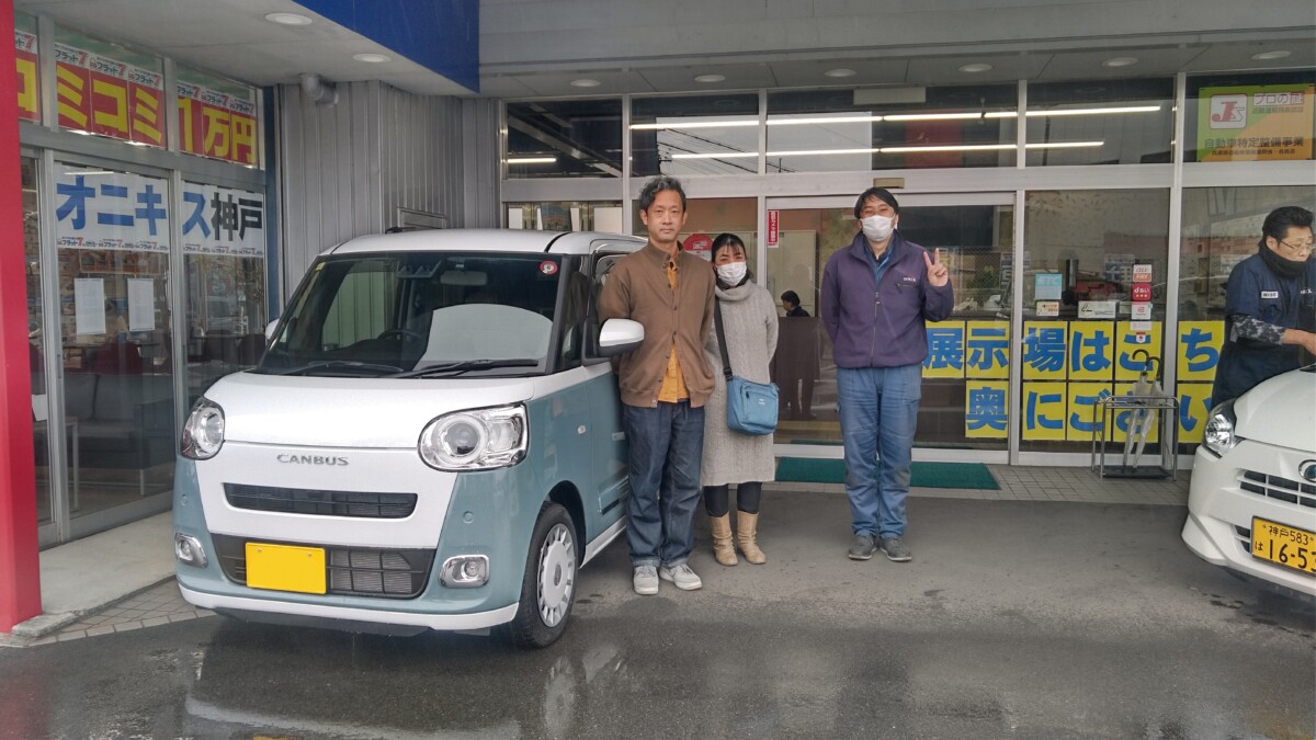 ムーヴキャンバスの御納車写真　ご夫婦とミントグリーン＆ホワイトパールのキャンバスに小笠原を添えて